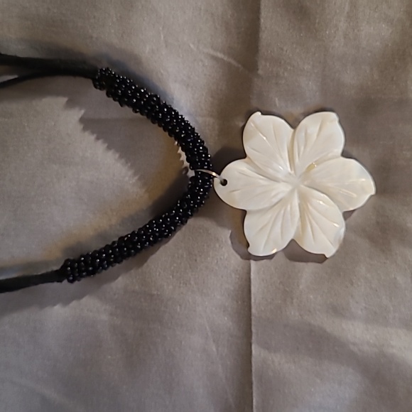 Glass flower necklace - Picture 2 of 4